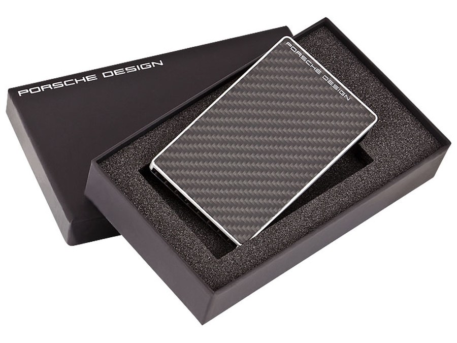 Visitenkartenetui aus Carbon von Porsche Design in der Schachtel